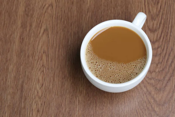 Café quente em uma xícara de café branco na mesa de madeira . — Fotografia de Stock