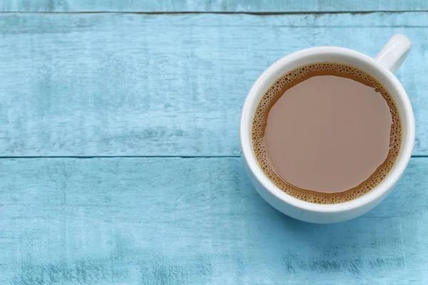 Kopi panas dalam cangkir kopi putih di meja kayu biru . — Stok Foto