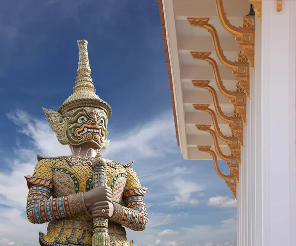 Toit du temple bouddhiste de Thaïlande et statue géante . — Photo