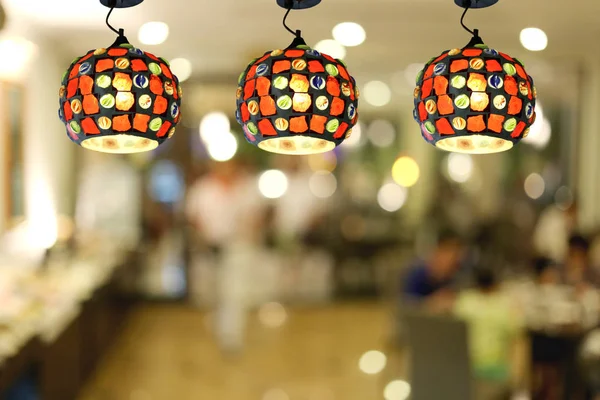 Warme Beleuchtung moderne Deckenlampen im Café. — Stockfoto