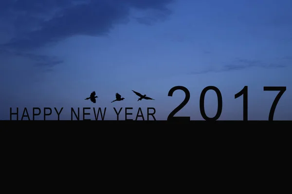 Silhouette der Zahl 2017 auf dem Hausdach und Sonnenuntergang in Twilig — Stockfoto