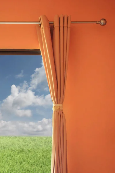 Pomarańczowy pokój ma okno z żaluzjami można zobaczyć zielony łąka — Zdjęcie stockowe