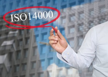 El genç işadamı yazmak ISO 14000 gökdelen üzerinde kelime