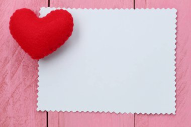 Giriş metin veya ilet için boş kağıt Not kırmızı kalp yerleştirilen