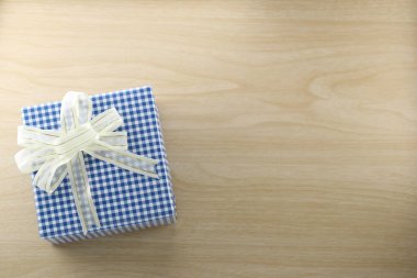 Hediye kutusu ahşap zemin yerleştirilir.