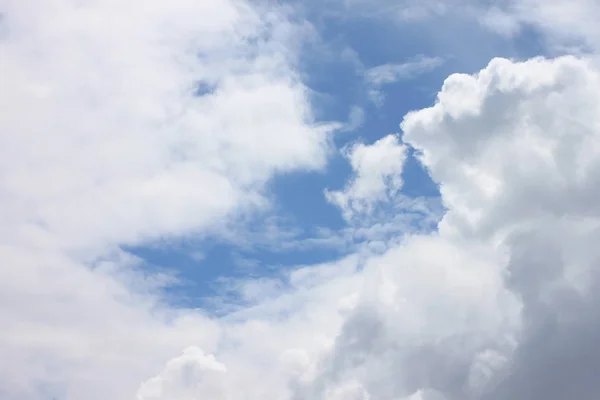 昼間の明るい天気青空に雲します。. — ストック写真