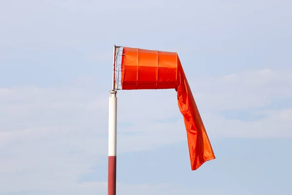 Windsocken der Ausrüstung prüfen die Windrichtung am Tag — Stockfoto