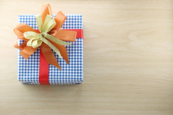 Caja de regalo se coloca en el suelo de madera . —  Fotos de Stock