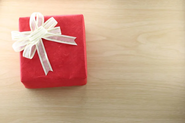 Caja de regalo se coloca en el suelo de madera . —  Fotos de Stock