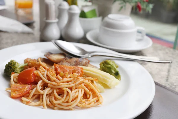 Gebakken Spaghetti en gegrilde vis op witte schotel. — Stockfoto