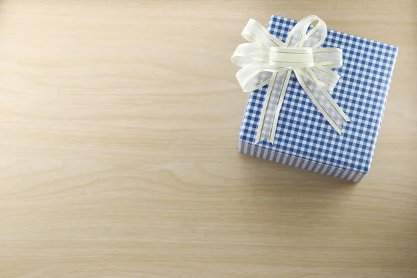 Caja de regalo se coloca en el suelo de madera . —  Fotos de Stock