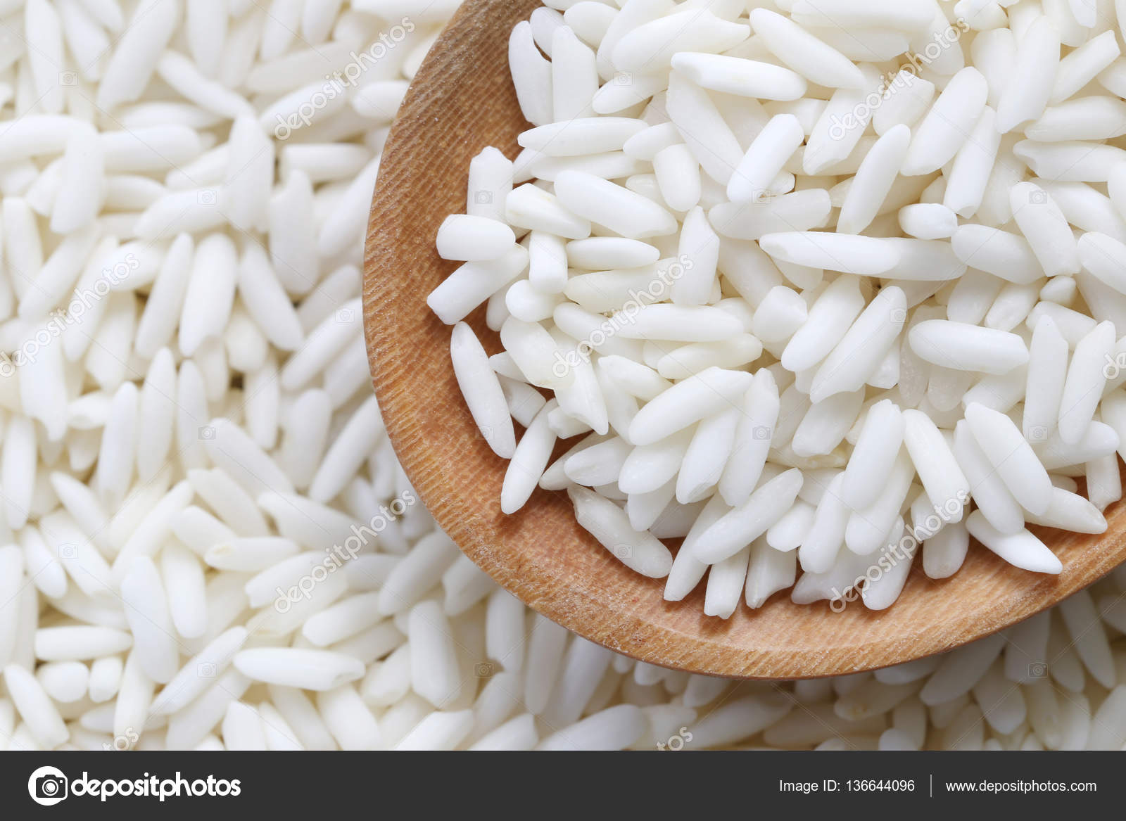 Arroz blanco ecológico en cuchara de madera, arroz glutinoso o ric pegajoso: fotografía de stock