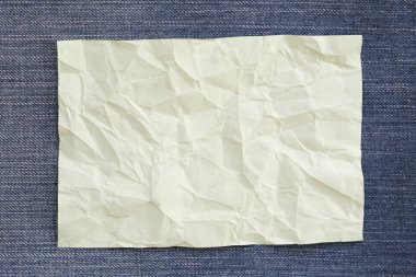 Not kağıdı boş buruşuk ve kopya Denim arka plan üzerinde yer.