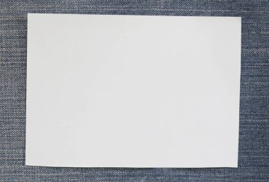 Not boş kağıt ve Denim arka plan üzerinde kopya alanı.