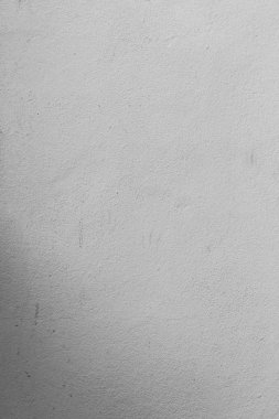 yüzeyi eski beton yıpranmış.