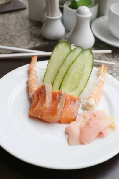 Salmone di sashimi su piatto bianco in un ristorante . — Foto Stock
