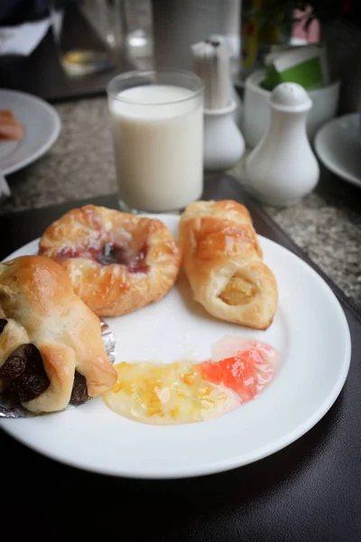 Efterrätt bakade eller frukt bröd på vita maträtt. — Stockfoto