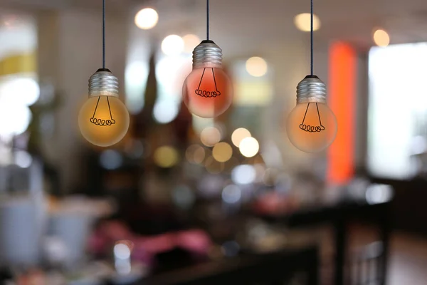 Lámparas de bombilla vintage en un restaurante . — Foto de Stock