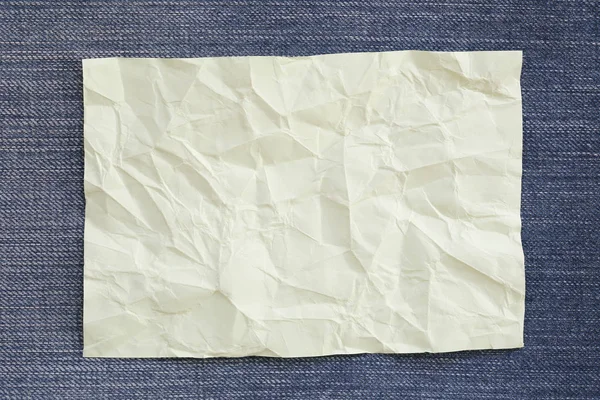 Poznámka: papír zmačkaný Empty a kopírovat prostor na pozadí Denim. — Stock fotografie