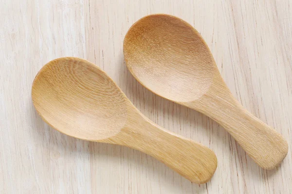 Cuillère en bois sur une vieille table en bois brun . — Photo