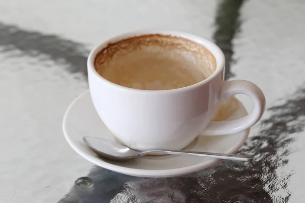 Hrnek na kávu bílý s skvrny od kávy na stolku. — Stock fotografie