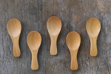 Tahta kaşık eski kahverengi ahşap zeminler üzerinde.