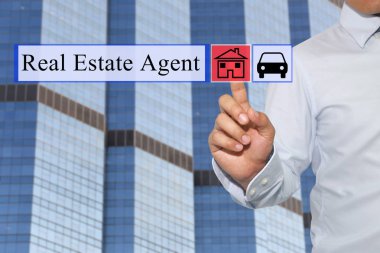 Kırmızı düğmeye ve gerçek Estat metinde işadamı dokunma parmak