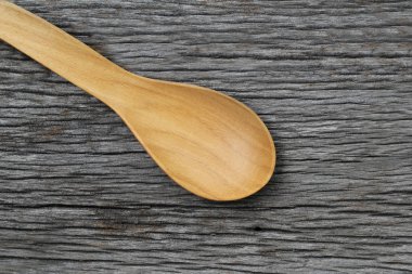 Tahta kaşık kahverengi ahşap zeminler üzerinde.