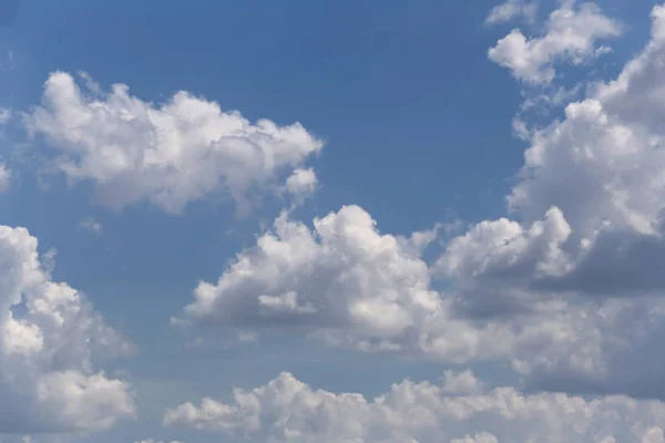 Cloud na modré oblohy ve dne jasné počasí. — Stock fotografie