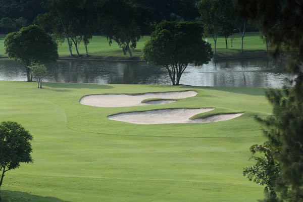 Akşam güneş ışığı içinde Golf sahaları yeşil çim.