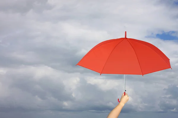 小红伞在手和雨保护. — 图库照片