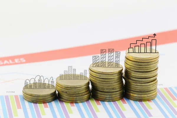 çubuk grafiği altın sikkeler üzerinde.