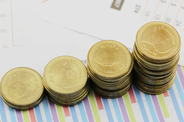 Grafico a barre delle monete d'oro su documenti aziendali cartacei . — Foto Stock