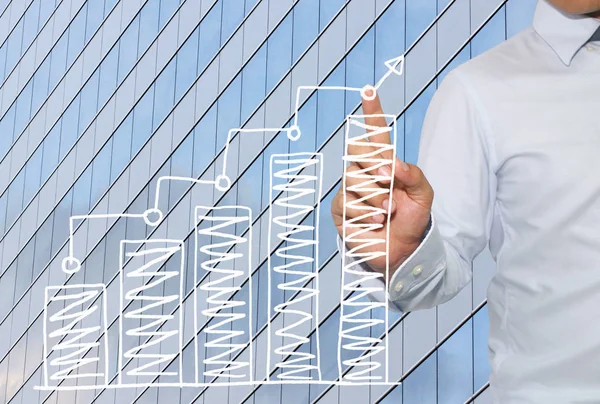 Dedo del hombre de negocios toque a negocio gráfico de barras en punto máximo . — Foto de Stock