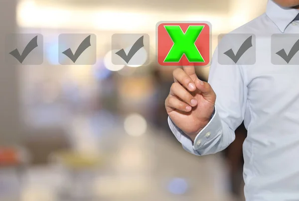 Dedo de Empresário toque no botão verde e branco marca errada — Fotografia de Stock