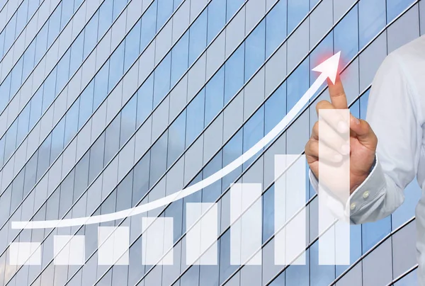Biznesmen dotknąć w Business piku wykres na wieżowiec bac — Zdjęcie stockowe