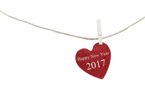Corazón rojo con el texto de Feliz año nuevo 2017 colgando de la cuerda de cáñamo — Foto de Stock
