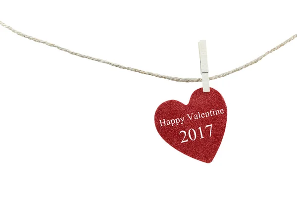 Corazón rojo con texto de feliz San Valentín 2017 colgando de la cuerda de cáñamo — Foto de Stock