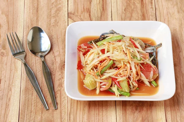 SOM TUM, alimentos tailandeses o ensalada de papaya en sabor picante y es popular — Foto de Stock