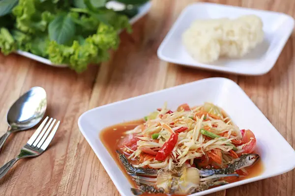 SOM TUM, alimentos tailandeses o ensalada de papaya en sabor picante y es popular — Foto de Stock