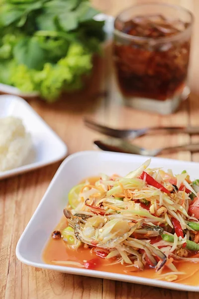 SOM TUM, makanan Thailand atau salad pepaya dalam rasa pedas dan populer — Stok Foto