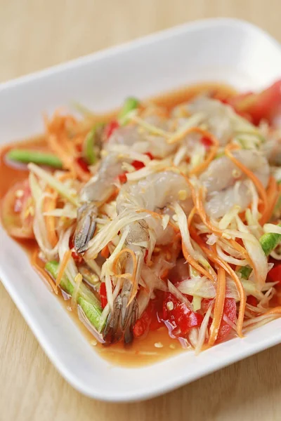 ТУМ, тайська їжа або салат з папайєю зі свіжими креветками в гострому та — стокове фото