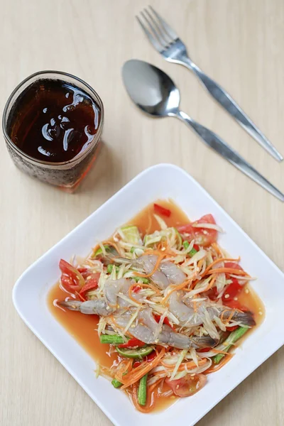 SOM TUM, alimentos tailandeses o ensalada de papaya con camarones frescos en ta picante — Foto de Stock