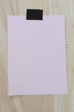 Pembe not defteri boş kağıt ve ahşap arka plan üzerinde kopya alanı.