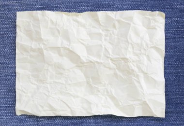 Not kağıdı boş buruşuk ve kopya Denim arka plan üzerinde yer.