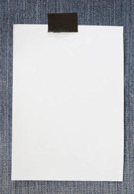 Not boş kağıt ve Denim arka plan üzerinde kopya alanı.
