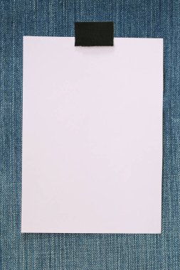 Not boş kağıt ve Denim arka plan üzerinde kopya alanı.