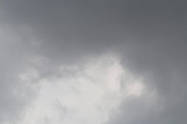 Yağmur bulutlar gökyüzünde iklim kavramı içinde şekillendirme.