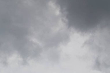 Yağmur bulutlar gökyüzünde iklim kavramı içinde şekillendirme.