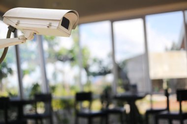 CCTV Kamera kayıtta insanlar kafede arka plan bulanıklık.